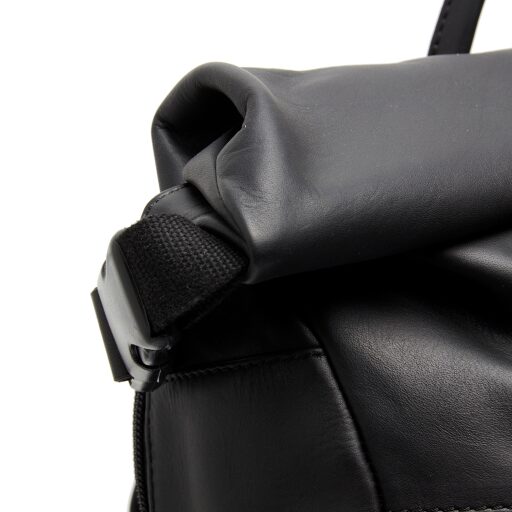 The Chesterfield Brand Rolovací kožený batoh na notebook Mazara C58.032300 čierny klopa