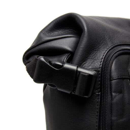 The Chesterfield Brand Rolovací kožený batoh na notebook Mazara C58.032300 čierny detail
