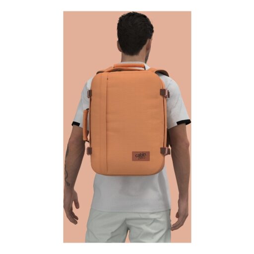 CabinZero Cestovný batoh do lietadla Classic 36L 172407 oranžový na mužskej postave