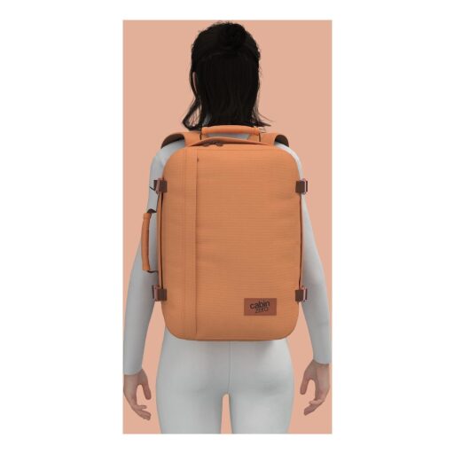CabinZero Cestovný batoh do lietadla Classic 36L 172407 oranžový na ženskej postave