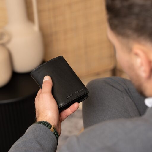 Pánska kožená peňaženka RFID Leroy C08.053000 čierna v ruke