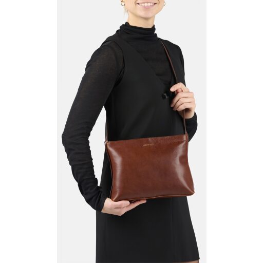 BURKELY dámska crossbody kabelka Fine Florence 1001705.34.23 hnedá na modelke
