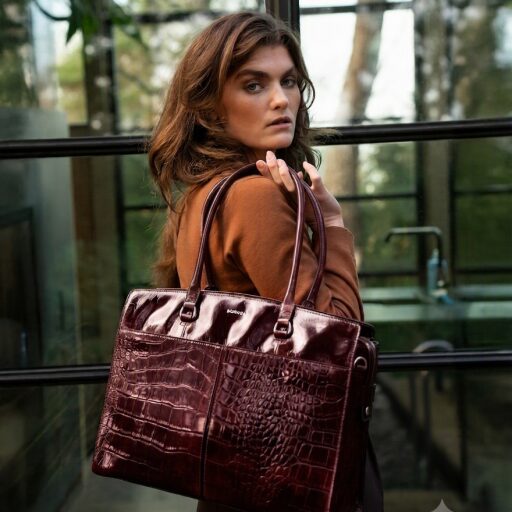 BURKELY dámska kabelka na notebook 15,6" Cool Colbie 1000432.29.97 burgundy s modelkou