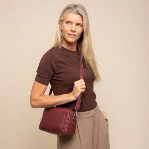 The Chesterfield Brand Dámska kabelka na rameno Liora C48.142018 vínovo červená ako crossbody