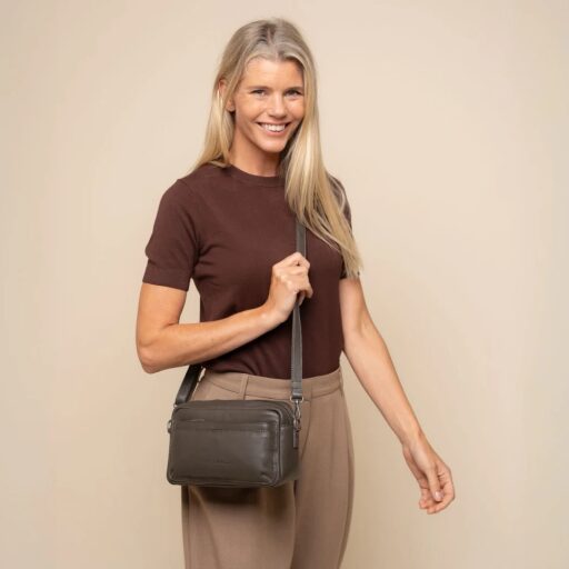 The Chesterfield Brand Dámska kabelka cez rameno Liora C48.142033 tmavo šedá ako crossbody