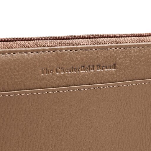 The Chesterfield Brand Dámska kožená peňaženka RFID Mirelle béžová logo