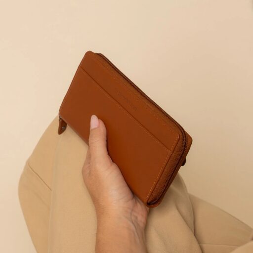 The Chesterfield Brand Dámska kožená peňaženka RFID Mirelle koňaková v ruke