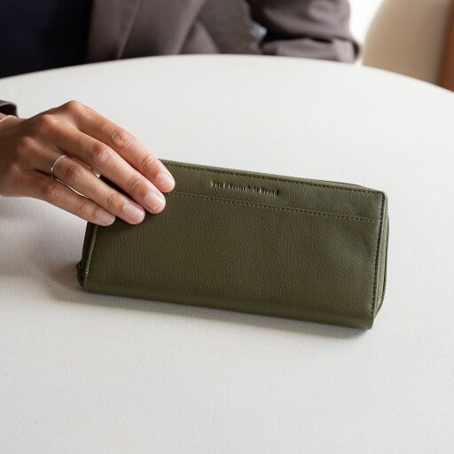 The Chesterfield Brand Dámska kožená peňaženka RFID Mirelle olivová v ruke