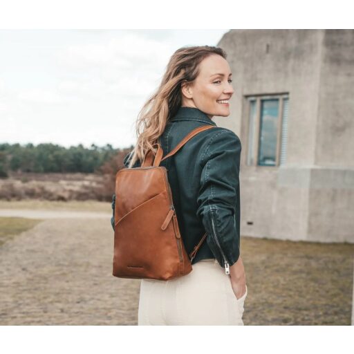 Kožený dámsky batoh do mesta The Chesterfield Brand Amanda koňak na chrbte modelka