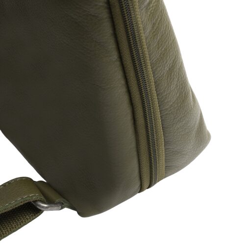 The Chesterfield Brand dámsky kožený batoh do mesta Elara C58.034802 olivový detail