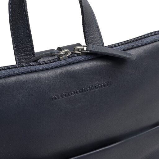 The Chesterfield Brand dámsky kožený batoh do mesta Elara C58.034810 tmavomodrý logo
