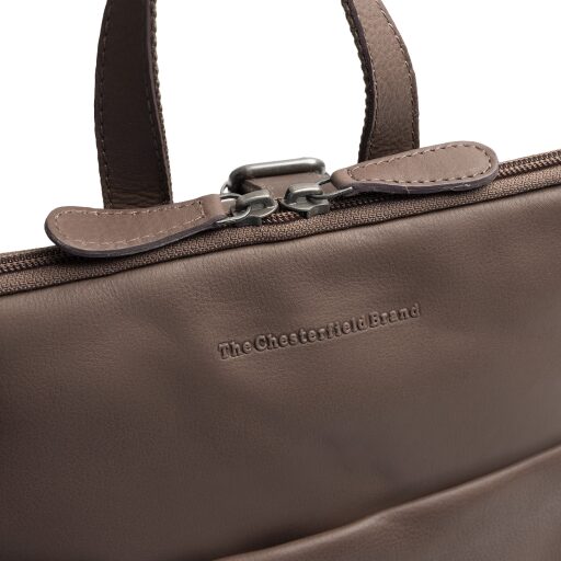 The Chesterfield Brand dámsky kožený batoh do mesta Elara C58.034840 hnedý logo