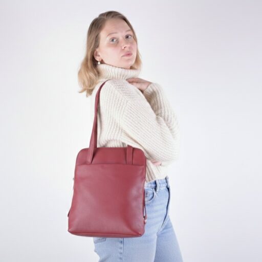 ESTELLE Kožený mestský kabelkobatôžtek 2v1 Ivy tmavo červený na modelke v ruke
