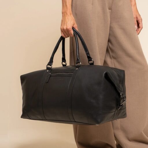 The Chesterfield Brand Kožená cestovná taška - weekender Amaris C20.006500 čierna v ruke