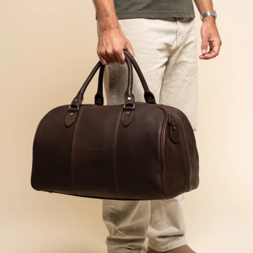 The Chesterfield Brand Kožená cestovná taška - weekender C20.007001 Liam II hnedá v ruke