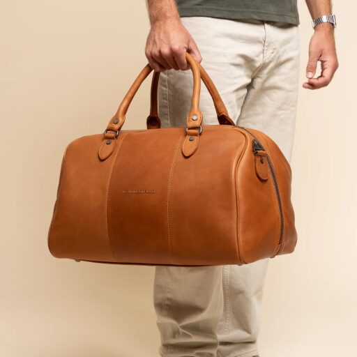 The Chesterfield Brand Kožená cestovná taška - weekender C20.007031 Liam II koňak v ruke