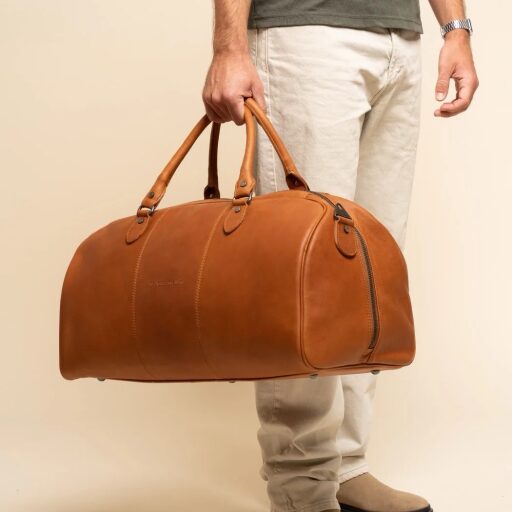 The Chesterfield Brand Kožená cestovná taška - weekender C20.007131 William II koňak v ruke