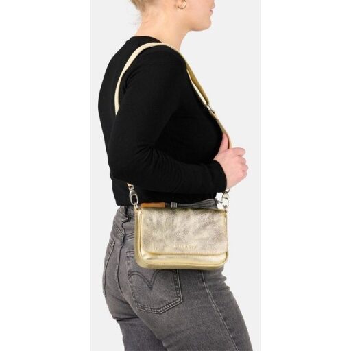 BURKELY Kožená crossbody kabelka Always Ava 1001204.65.67 zlatá na modelke