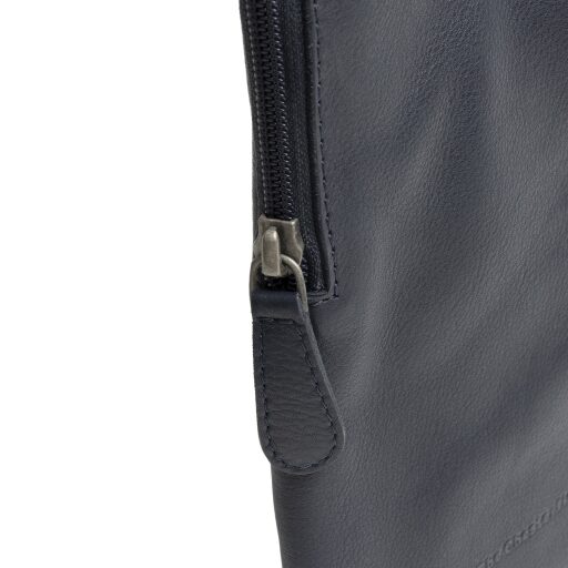 The Chesterfield Brand Kožená crossbody taška Isley C58.034710 tmavo modrá zips