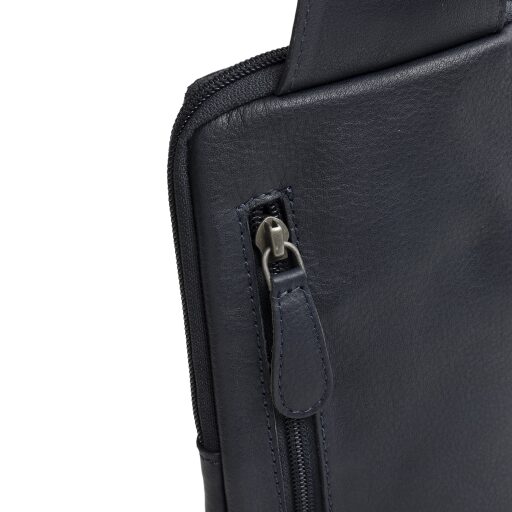 The Chesterfield Brand Kožená crossbody taška Isley C58.034710 tmavo modrá zadné vrecko