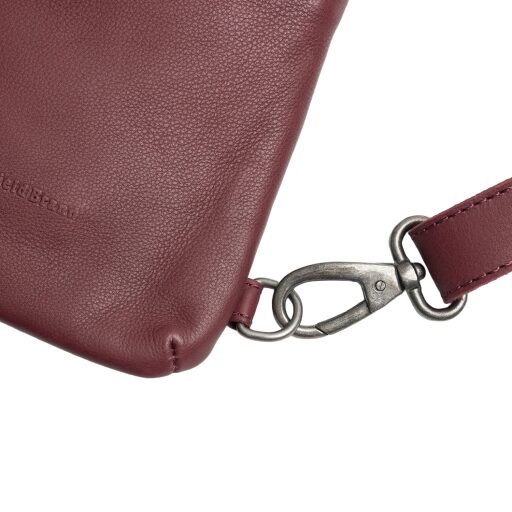 The Chesterfield Brand Kožená crossbody taška Isley C58.034718 vínovo červená detail