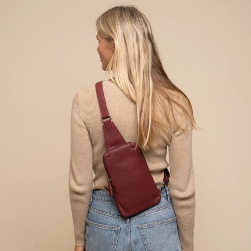 The Chesterfield Brand Kožená crossbody taška Isley C58.034718 vínovo červená na postave
