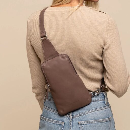 The Chesterfield Brand Kožená crossbody taška Isley C58.034740 hnedá na postave
