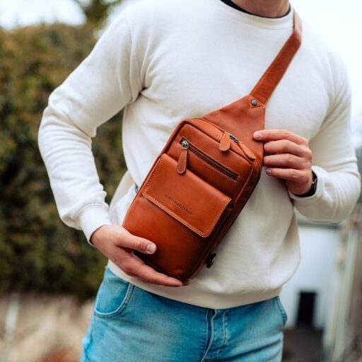 The Chesterfield Brand kožená crossbody taška Turella C58.071431 koňaková v ruke