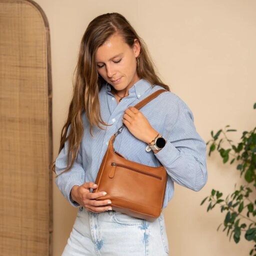 The Chesterfield Brand Kožená hobo kabelka cez rameno / crossbody Mirave C48.139000 čierna na modelke