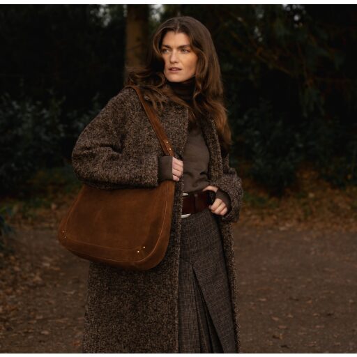 BURKELY kožená hobo kabelka Sierra 1002103.25.24 koňaková s modelkou