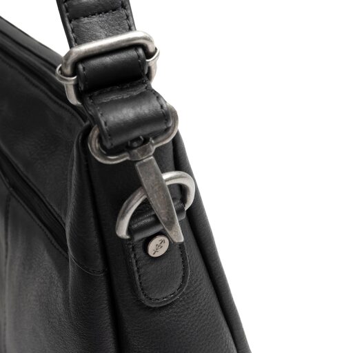 The Chesterfield Brand Kožená kabelka - batoh 2v1 Azura C48.143800 čierna detail