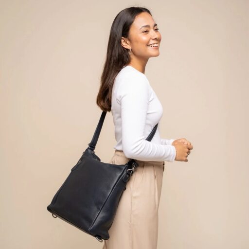 The Chesterfield Brand Kožená kabelka - batoh 2v1 Azura tmavo modrá ako crossbody