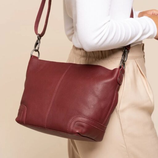 The Chesterfield Brand Kožená kabelka do ruky aj cez rameno Zarita C48.142212 vínovo červená ako crossbody