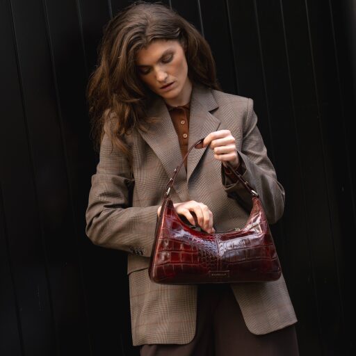BURKELY kožená kabelka do ruky aj cez rameno Cool Colbie 1000862.29.97 burgundy v ruke