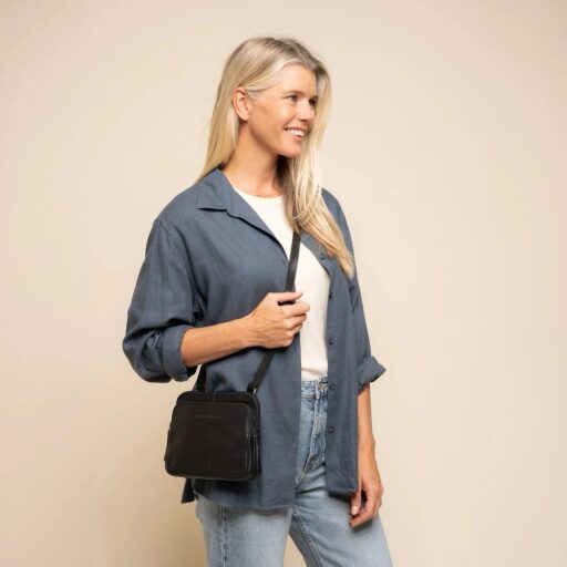 The Chesterfield Brand kožená kabelka cez rameno / crossbody Caia C48.144600 čierna ako crossbody