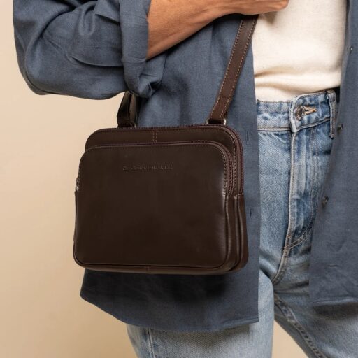 The Chesterfield Brand kožená kabelka cez rameno / crossbody Caia C48.144601 hnedá na postave