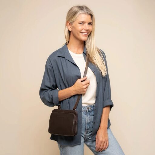 The Chesterfield Brand kožená kabelka cez rameno / crossbody Caia C48.144601 hnedá ako crossbody