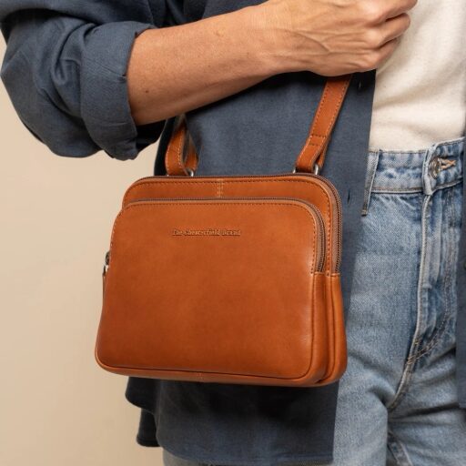 The Chesterfield Brand kožená kabelka cez rameno / crossbody Caia C48.144631 koňaková na postave