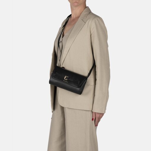 BURKELY Kožená kabelka cez rameno / crossbody Demi 1001905.46.10 čierna na modelke