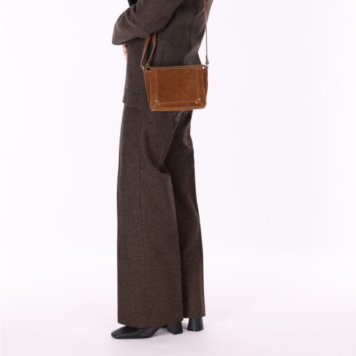 BURKELY kožená kabelka na plece / crossbody 1002106.25.24 koňaková na modelke