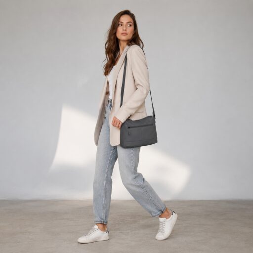 DANIEL RAY kabelka cez rameno / crossbody Muswellbrook DRL 16.1598.25 tmavo šedá na modelke