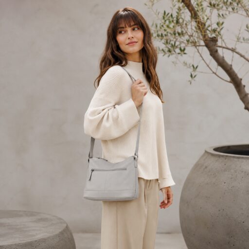 DANIEL RAY kabelka cez rameno / crossbody Muswellbrook DRL 16.1598.59 svetlosivá na modelke