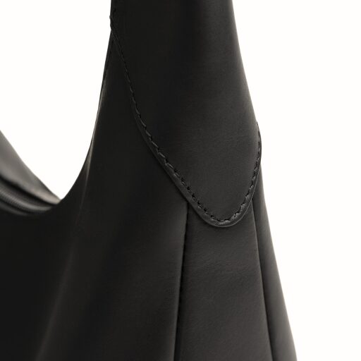 The Chesterfield Brand Kožená kabelka cez rameno Neya C48.144700 čierna detail prešitia