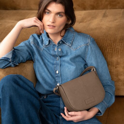 BURKELY Kožená kabelka cez ramená Soft Skylar 1000861.85.25 svetlo hnedá s modelkou