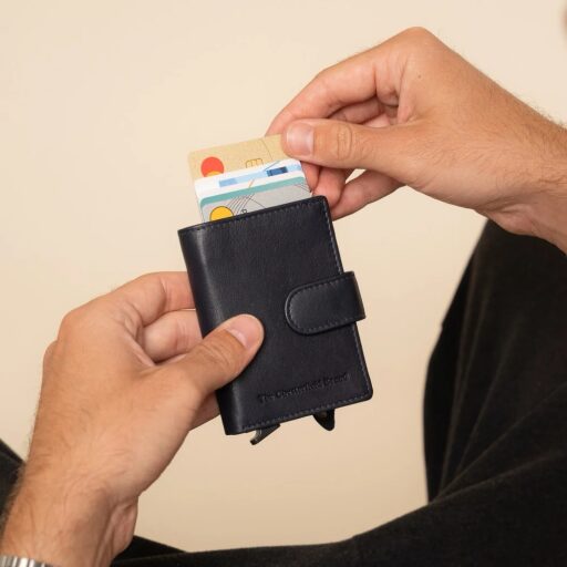Kožená peňaženka - puzdro na karty RFID Althea tmavomodrá v ruke
