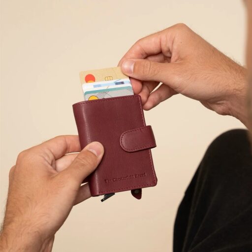Kožená peňaženka - puzdro na karty RFID Althea vínovo červená v ruke