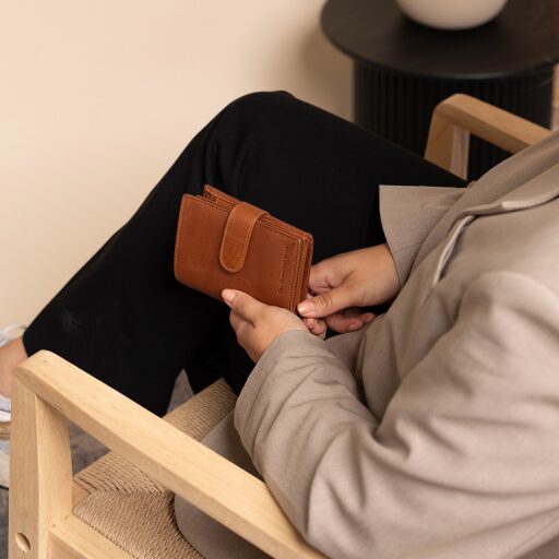 Kožená peňaženka RFID Ruby C08.040531 koňaková v ruke