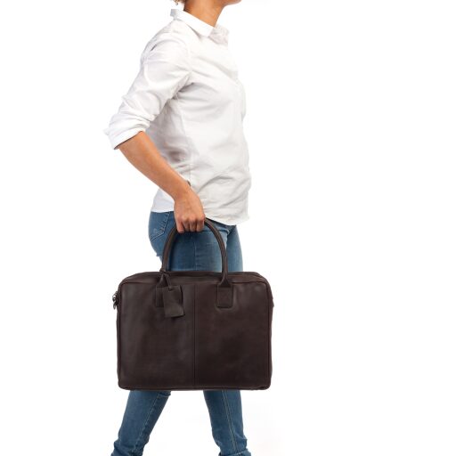 BURKELY Kožená taška na notebook 15,6" Taylor Worker 9007979.22.20 hnedá v ruke