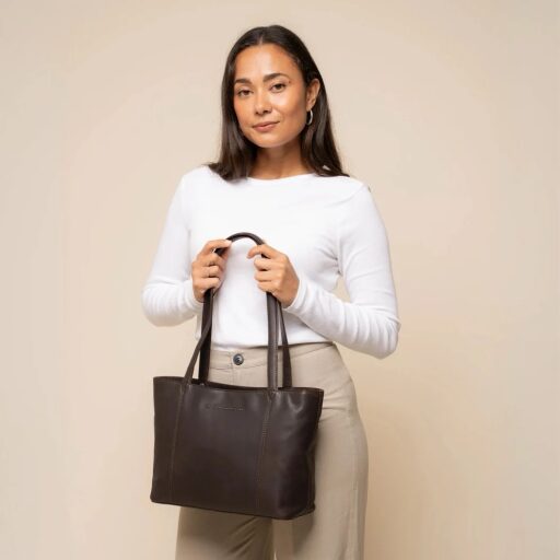 The Chesterfield Brand Kožená shopper kabelka Anira C38.023101 hnedá v ruke