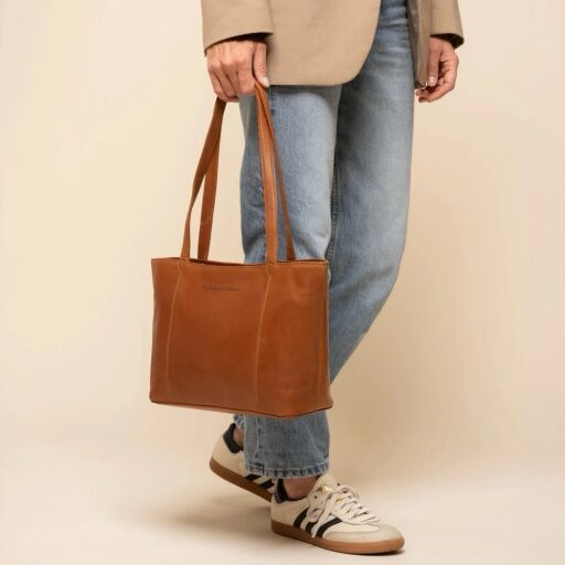 The Chesterfield Brand Kožená shopper kabelka Anira C38.023131 koňaková v ruke